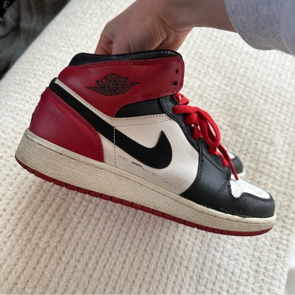 Jordan 1 Mid red, white, black sz 6Y - Picture 3 of 8